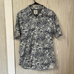 True Craft Medium Button Down shirt. Blue and white Hawaiian Print